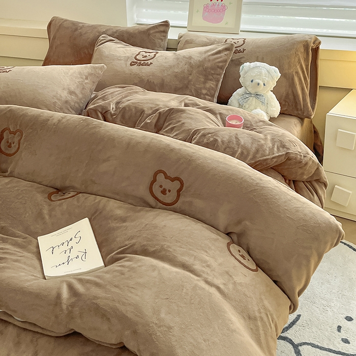 91家纺网 家纺一手货源 找家纺 雅居纺家纺 2024新款高克重牛奶绒毛巾绣四件套 小熊-咖