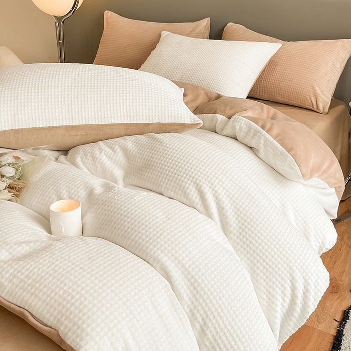 91家纺网 家纺一手货源 找家纺 雅居纺家纺 2024新款简约风雕花绒四件套 华夫格绒-白卡其