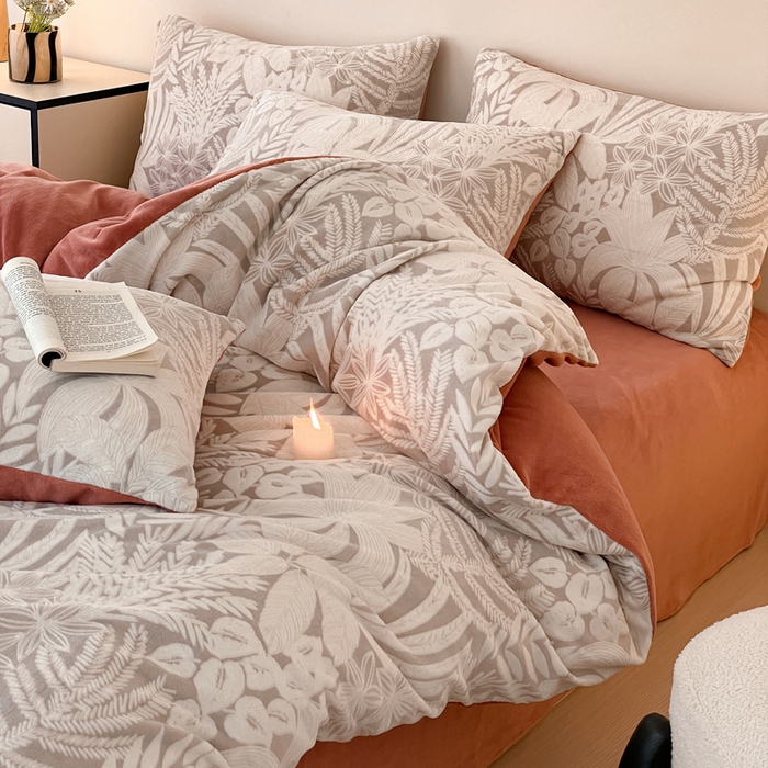 91家纺网 家纺一手货源 找家纺 雅居纺家纺 2024新款花卉雕花绒四件套 丛林秘境