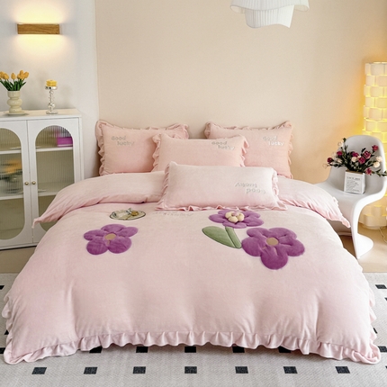 91家纺网 家纺一手货源 找家纺 云锦家居 2024秋冬新品（花漾）牛奶绒荷叶边贴布四件套 花漾-奶昔粉