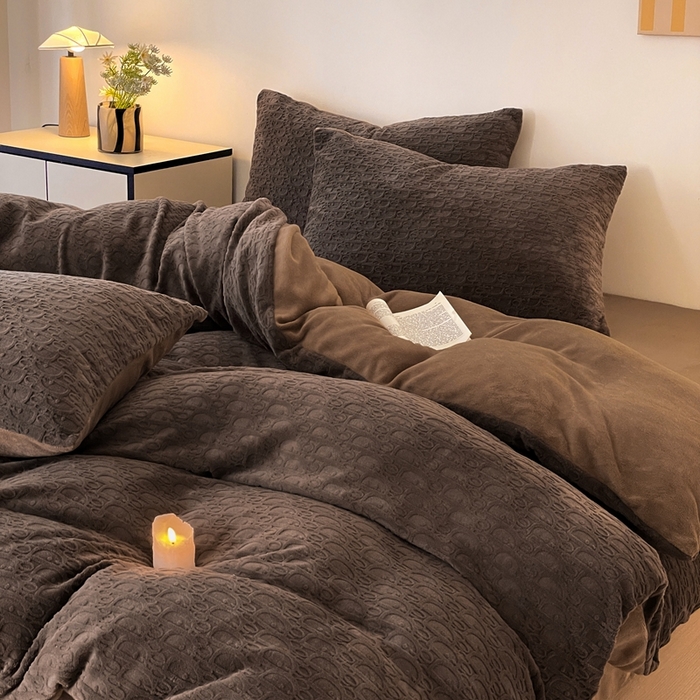 91家纺网 家纺一手货源 找家纺 雅居纺家纺 2024新款简约风雕花绒四件套 米兰-咖