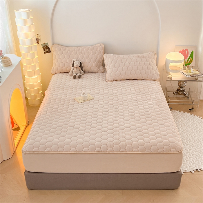 91家纺网 家纺一手货源 找家纺 梦舒羽 2025新款牛奶绒夹棉床笠三件套床罩床单床盖护垫套 卡其米