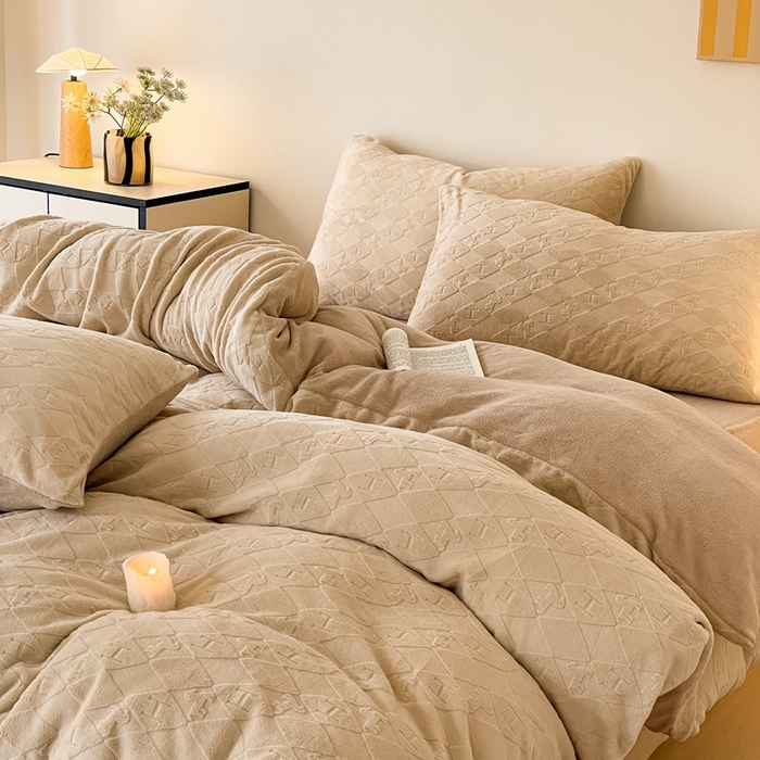 91家纺网 家纺一手货源 找家纺 雅居纺家纺 2024新款简约风雕花绒四件套 绅士-驼色