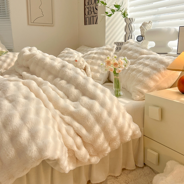 91家纺网 家纺一手货源 找家纺 欧冠家纺 2024秋冬新款纯色泡泡绒和七彩泡泡床裙款四件套 泡泡-奶白色