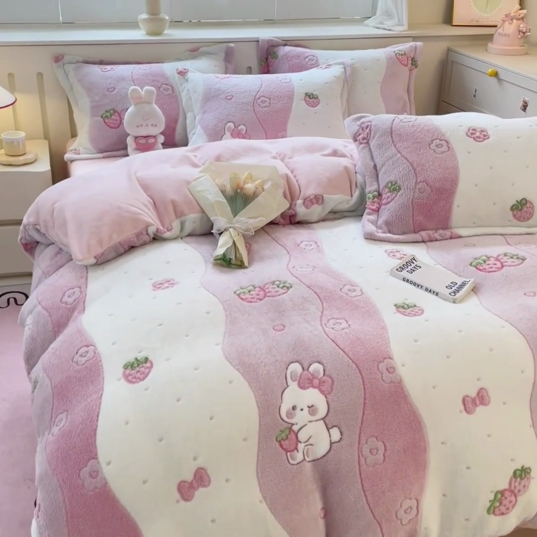 91家纺网 家纺一手货源 找家纺 沐慕 2024新款卡通印花雪花绒四件套加厚牛奶绒四件套 草莓兔