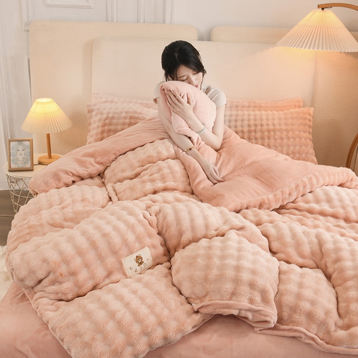 91家纺网 家纺一手货源 找家纺 卡迪亚家纺 2024新款亲肤舒适泡泡绒四件套 玉粉