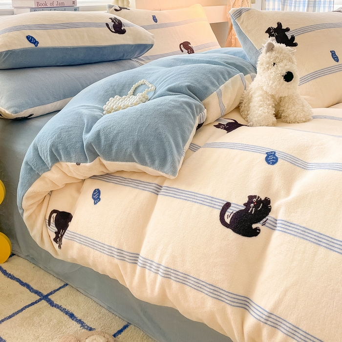 91家纺网 家纺一手货源 找家纺 雅居纺家纺 2024新款高克重印花牛奶绒四件套 蓝条猫咪