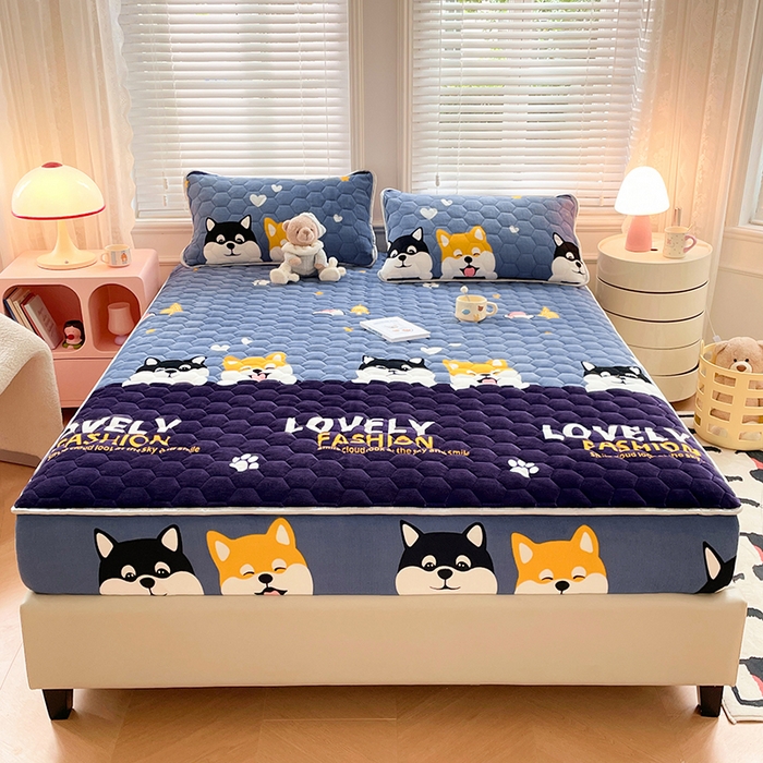 91家纺网 家纺一手货源 找家纺 梦舒羽 2025新款牛奶绒夹棉床笠三件套床罩床单床盖护垫套 小柯基