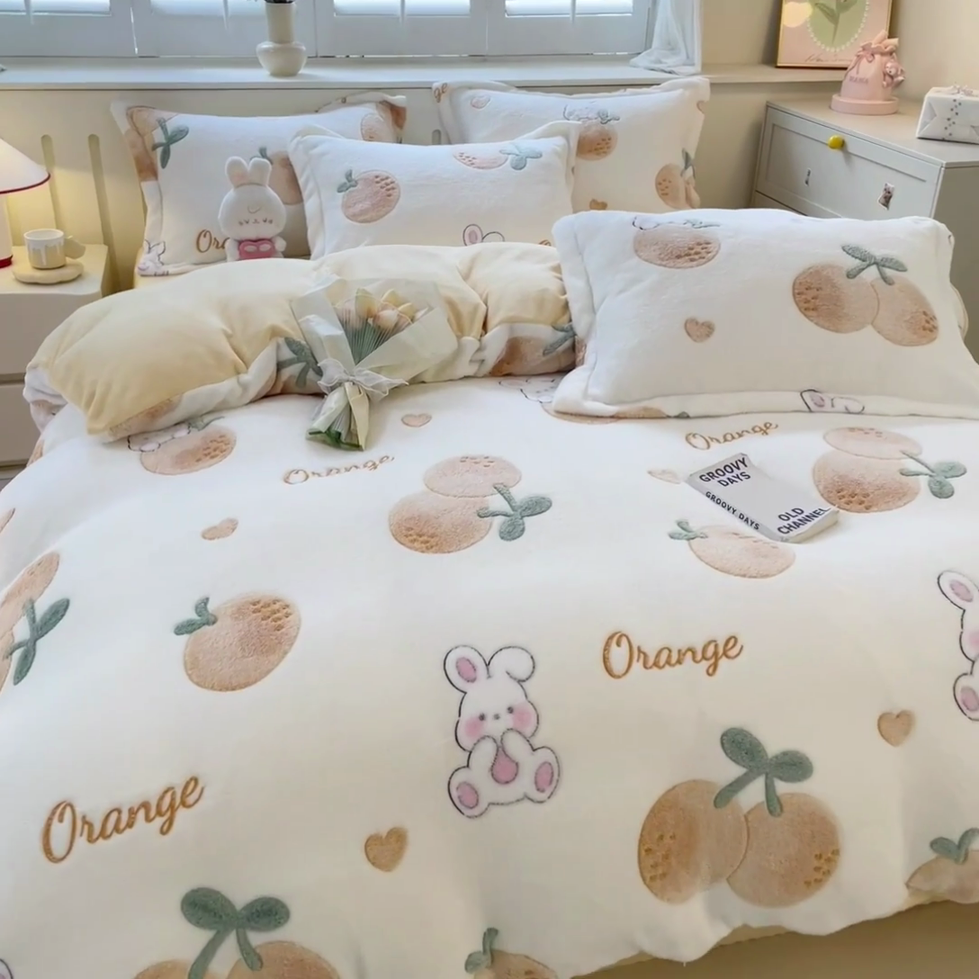 91家纺网 家纺一手货源 找家纺 沐慕 2024新款卡通印花雪花绒四件套加厚牛奶绒四件套 小橘子