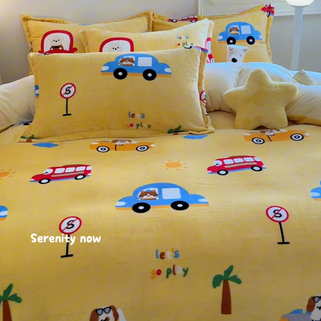 91家纺网 家纺一手货源 找家纺 名兮 2024新款卡通时尚风高克重牛奶绒四件套 汽车派对