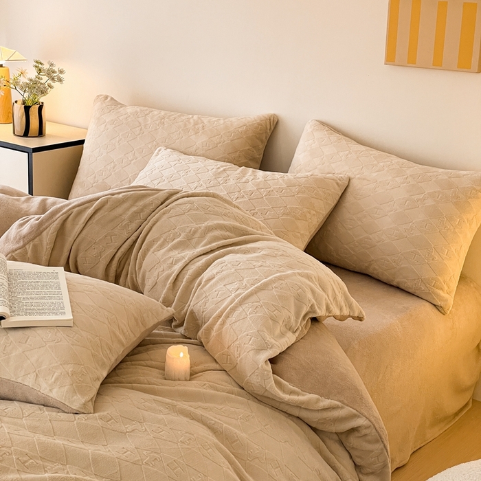 91家纺网 家纺一手货源 找家纺 雅居纺家纺 2024新款简约风雕花绒四件套 绅士-驼色