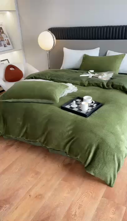 91家纺网 家纺一手货源 找家纺 雅居纺家纺 2024新款简约风雕花绒四件套 华夫格绒-墨绿