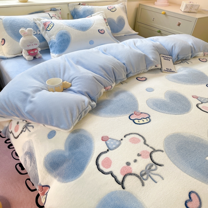 91家纺网 家纺一手货源 找家纺 沐慕 2024新款卡通印花雪花绒四件套加厚牛奶绒四件套 爱心小熊