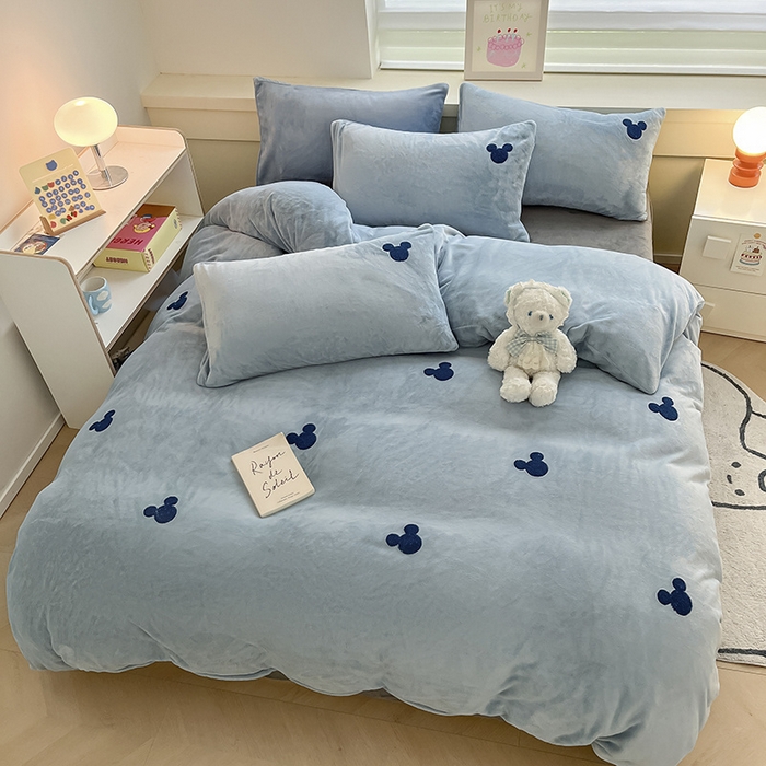 91家纺网 家纺一手货源 找家纺 雅居纺家纺 2024新款高克重牛奶绒毛巾绣四件套 米奇-蓝灰