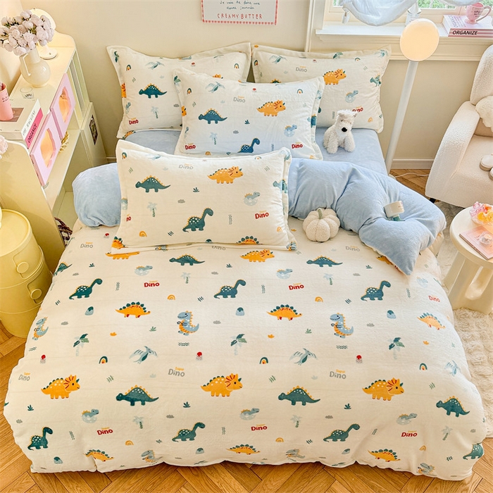 91家纺网 家纺一手货源 找家纺 名兮 2024新款卡通时尚风高克重牛奶绒四件套 恐龙多多