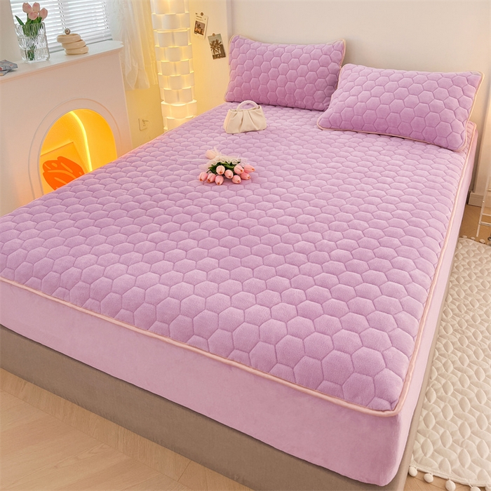 91家纺网 家纺一手货源 找家纺 梦舒羽 2025新款牛奶绒夹棉床笠三件套床罩床单床盖护垫套 香芋紫