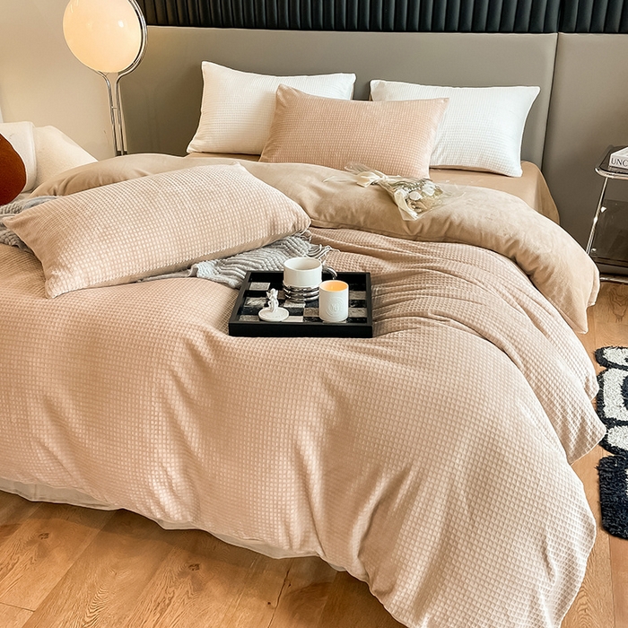 91家纺网 家纺一手货源 找家纺 雅居纺家纺 2024新款简约风雕花绒四件套 华夫格绒-奶咖