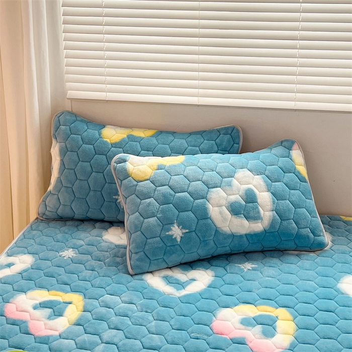 91家纺网 家纺一手货源 找家纺 梦舒羽 2025新款牛奶绒夹棉床笠三件套床罩床单床盖护垫套 彩虹甜心