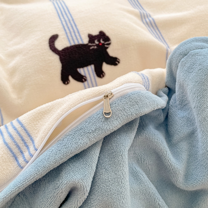 91家纺网 家纺一手货源 找家纺 雅居纺家纺 2024新款高克重印花牛奶绒单枕套 蓝条猫咪