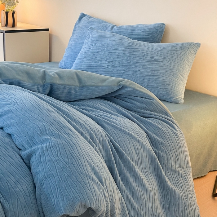 91家纺网 家纺一手货源 找家纺 雅居纺家纺 2024新款简约风雕花绒四件套 威廉-蓝色