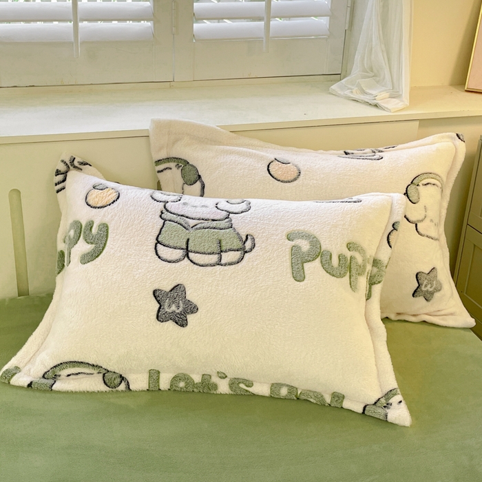 91家纺网 家纺一手货源 找家纺 沐慕 2024新款卡通印花雪花绒四件套加厚牛奶绒四件套 字母萌宠