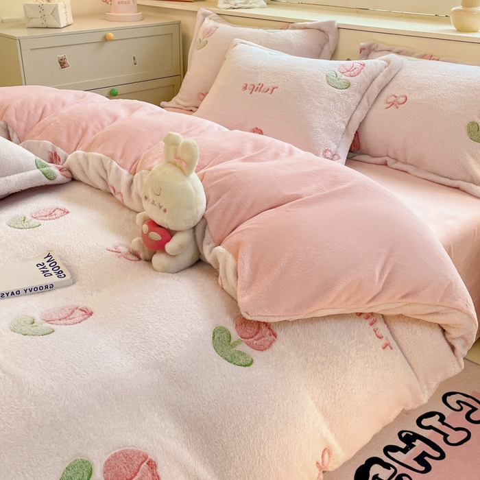 91家纺网 家纺一手货源 找家纺 沐慕 2024新款卡通印花雪花绒四件套加厚牛奶绒四件套 粉嫩郁金香