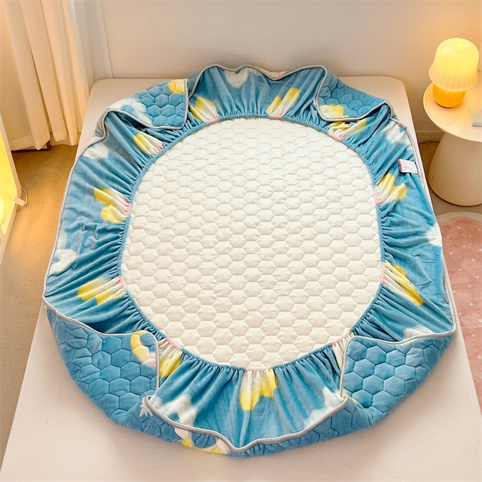 91家纺网 家纺一手货源 找家纺 梦舒羽 2025新款牛奶绒夹棉床笠三件套床罩床单床盖护垫套 彩虹甜心