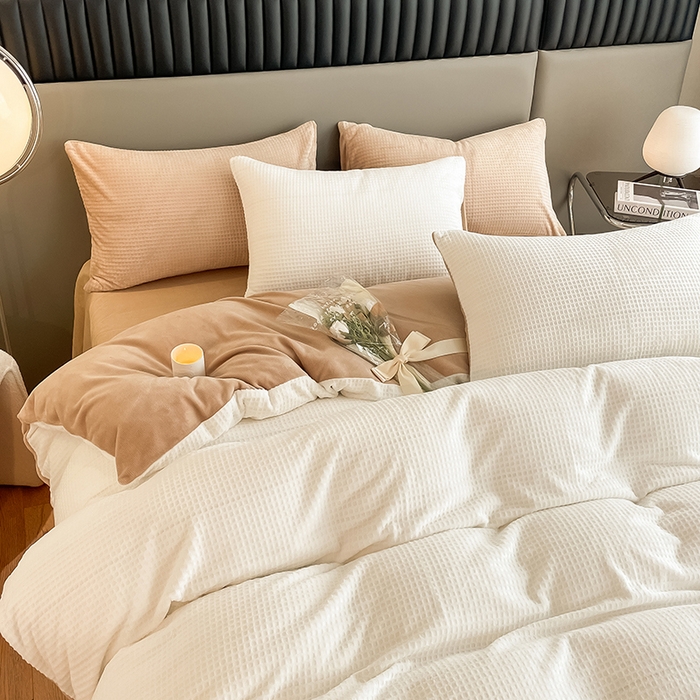 91家纺网 家纺一手货源 找家纺 雅居纺家纺 2024新款简约风雕花绒四件套 华夫格绒-白卡其