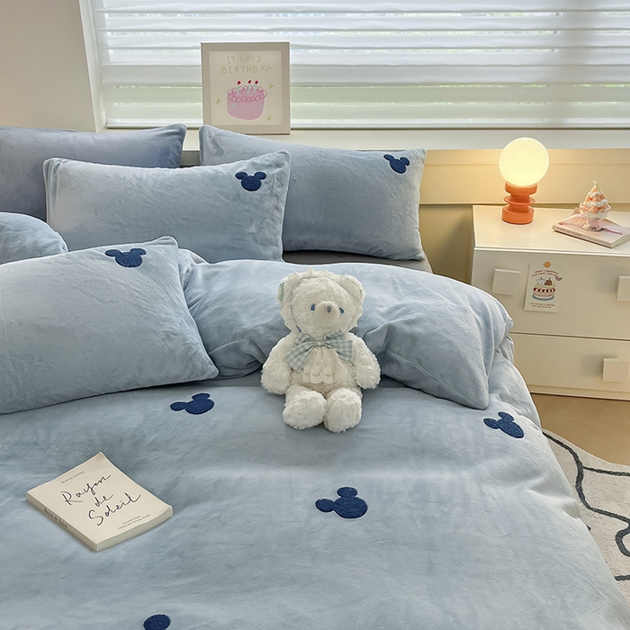 91家纺网 家纺一手货源 找家纺 雅居纺家纺 2024新款高克重牛奶绒毛巾绣四件套 米奇-蓝灰