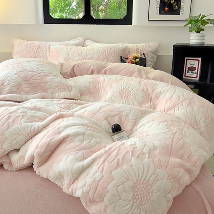 91家纺网 家纺一手货源 找家纺 昊川家纺 2024新款330g兔毛仿皮草超奢3D立体浮雕四件套9斤 秘密花园-粉