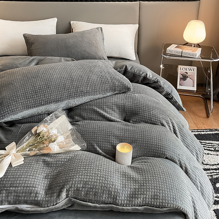 91家纺网 家纺一手货源 找家纺 雅居纺家纺 2024新款简约风雕花绒四件套 华夫格绒-灰