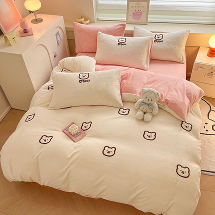 雅居纺家纺 2024新款高克重牛奶绒毛巾绣四件套 小熊-白粉