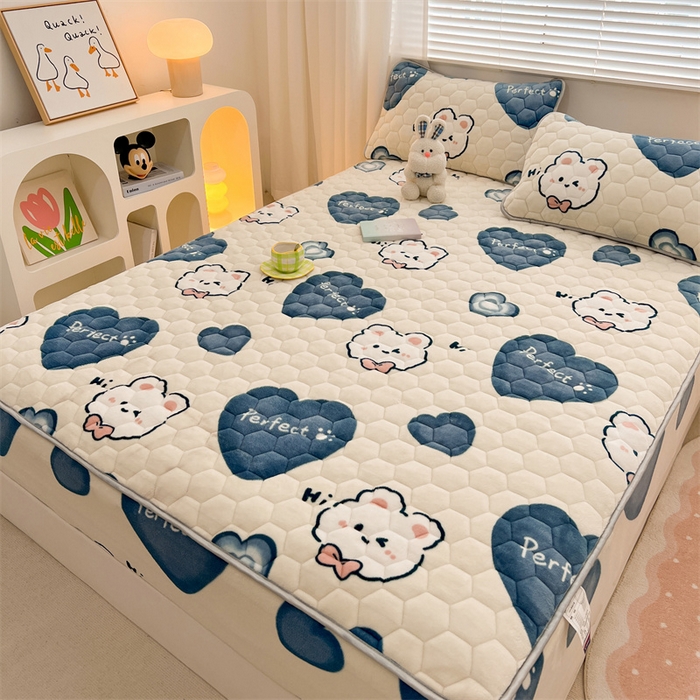 91家纺网 家纺一手货源 找家纺 梦舒羽 2025新款牛奶绒夹棉床笠三件套床罩床单床盖护垫套 爱心兔