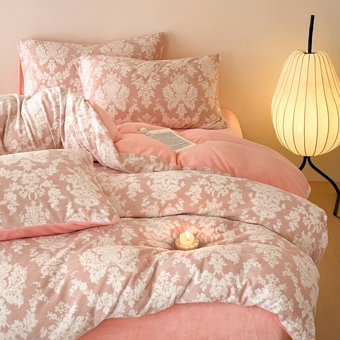 91家纺网 家纺一手货源 找家纺 雅居纺家纺 2024新款花卉雕花绒四件套 欧式粉