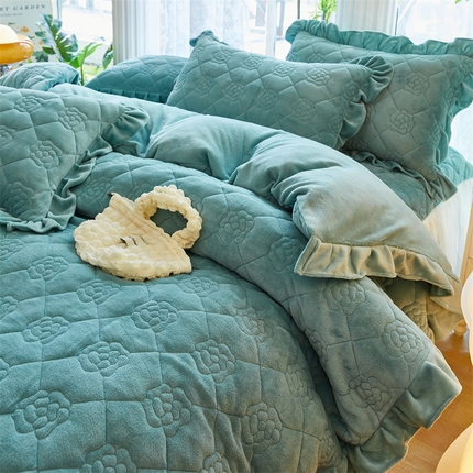 91家纺网 家纺一手货源 找家纺 缦彩 2024新款公主风夹棉牛奶绒被套床上四件套床笠床裙-玫瑰花语系列 海盐蓝