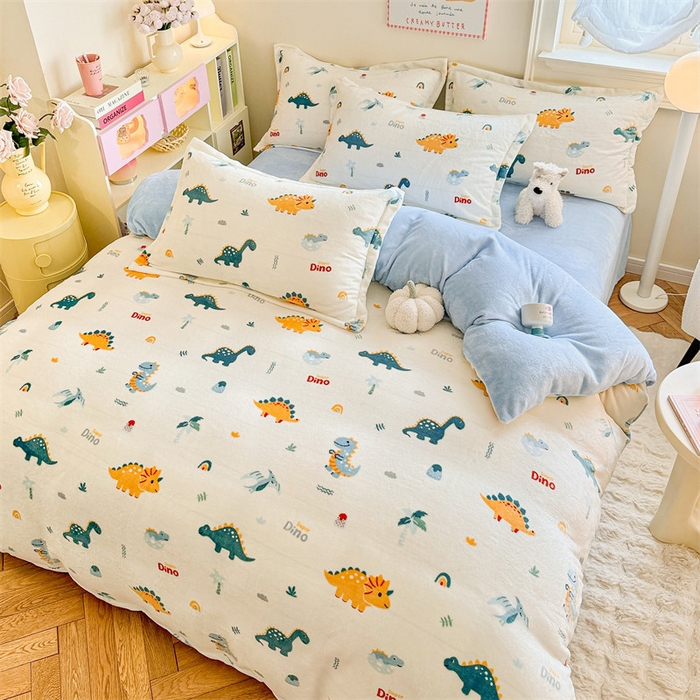 91家纺网 家纺一手货源 找家纺 名兮 2024新款卡通时尚风高克重牛奶绒四件套 恐龙多多