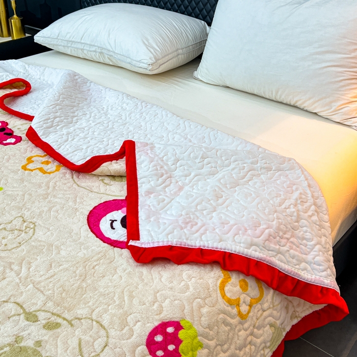 91家纺网 家纺一手货源 找家纺 梵克保罗 2024新款亲肤舒适牛奶绒花边单床盖 草莓熊