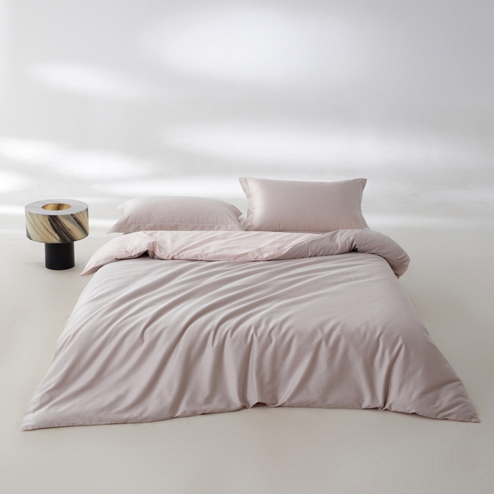 91家纺网 家纺一手货源 找家纺 轩和家居 2024新款简约纯色50s长绒棉贡缎四件套 迷雾灰+夏恋粉