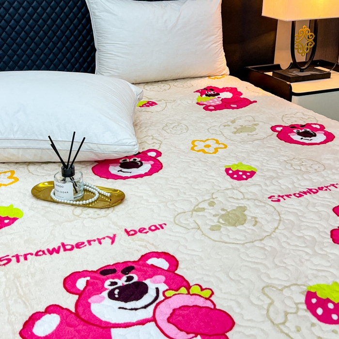 91家纺网 家纺一手货源 找家纺 梵克保罗 2024新款亲肤舒适牛奶绒花边单床盖 草莓熊