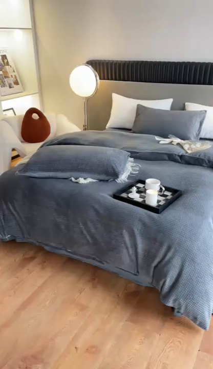 91家纺网 家纺一手货源 找家纺 雅居纺家纺 2024新款简约风雕花绒四件套 华夫格绒-灰