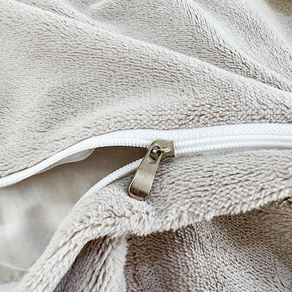 91家纺网 家纺一手货源 找家纺 金麦家纺 2024新款冬日暖阳系列A类牛奶雕花绒四件套 花意浓-灰