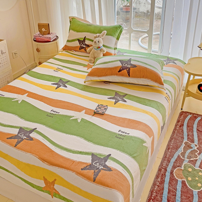 91家纺网 家纺一手货源 找家纺 名兮 2024卡通时尚风高克重牛奶绒床笠 繁星