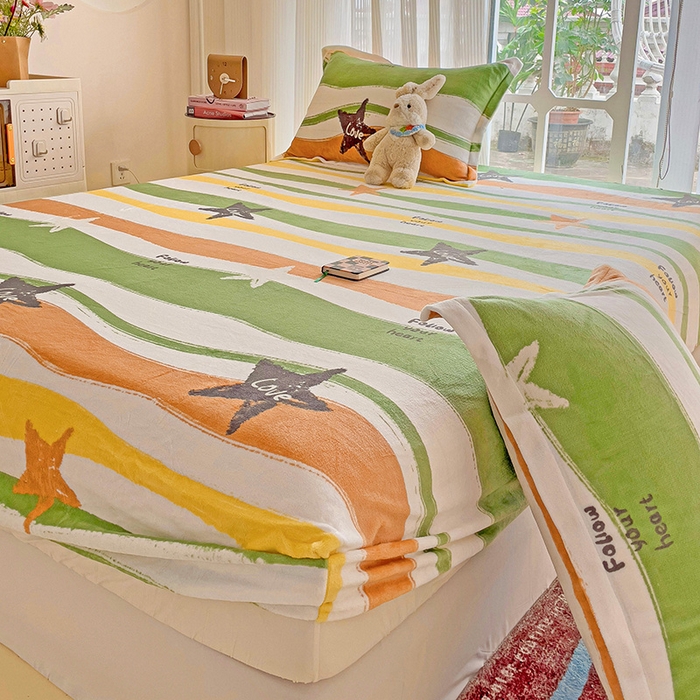 91家纺网 家纺一手货源 找家纺 名兮 2024卡通时尚风高克重牛奶绒床笠 繁星