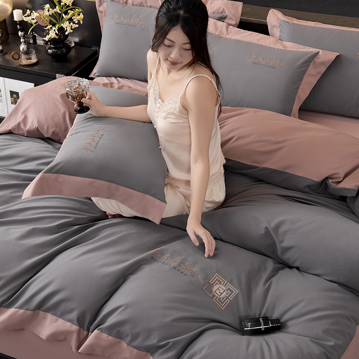 91家纺网 家纺一手货源 找家纺 瑞驰家纺 2024新款长绒棉磨毛四件套-斯特尔 斯特尔-深灰+豆沙