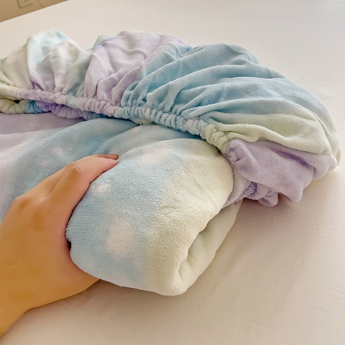 91家纺网 家纺一手货源 找家纺 名兮 2024卡通时尚风高克重牛奶绒床笠 彩色的梦