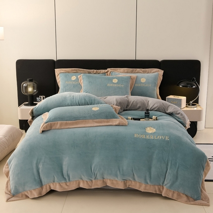 91家纺网 家纺一手货源 找家纺 氧家 2024新款宽边撞色对角牛奶绒绣花四件套--花颜对角 花韵-草绿