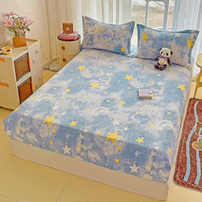 91家纺网 家纺一手货源 找家纺 名兮 2024卡通时尚风高克重牛奶绒床笠 满天星