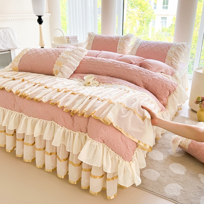 91家纺网 家纺一手货源 找家纺 罗艺轩 2024新款公主风水洗棉夹棉床裙款四件套-花蔓花蔓-豆沙