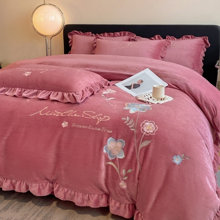 91家纺网 家纺一手货源 找家纺 2025新款高克重加厚纯色刺绣花边款牛奶绒四件直播8斤梦境-豆沙