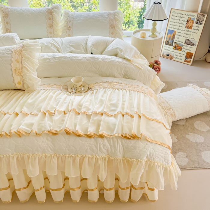 91家纺网 家纺一手货源 找家纺 罗艺轩 2024新款公主风水洗棉夹棉床裙款四件套-花蔓花蔓-牛乳白